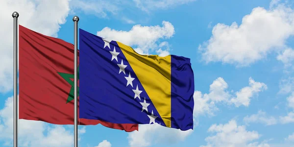 Το Μαρόκο και η Βοσνία Ερζεγοβίνη φέρουν σημαία που κουνώντας τον άνεμο ενάντια στον λευκό συννεφιασμένο γαλάζιο ουρανό. Φιλοσοφία της διπλωματίας, διεθνείς σχέσεις. — Φωτογραφία Αρχείου
