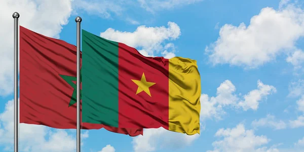 Bandera de Marruecos y Camerún ondeando en el viento contra el blanco cielo azul nublado juntos. Concepto diplomático, relaciones internacionales . — Foto de Stock