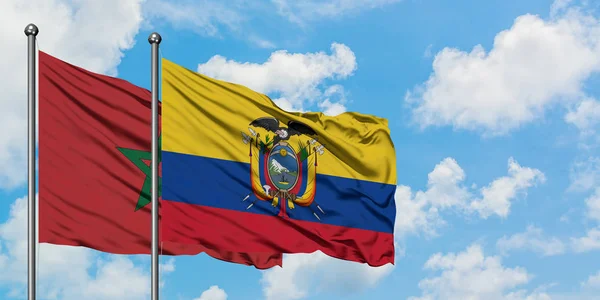 Bandera de Marruecos y Ecuador ondeando en el viento contra el cielo azul nublado blanco juntos. Concepto diplomático, relaciones internacionales . — Foto de Stock