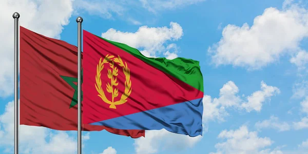 Bandera de Marruecos y Eritrea ondeando en el viento contra el cielo azul nublado blanco juntos. Concepto diplomático, relaciones internacionales . — Foto de Stock