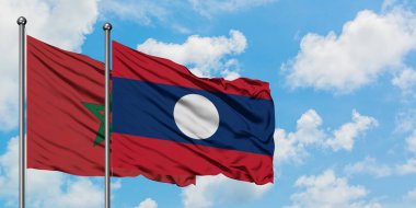 Fas ve Laos bayrağı birlikte beyaz bulutlu mavi gökyüzüne karşı rüzgarda sallayarak. Diplomasi kavramı, uluslararası ilişkiler.