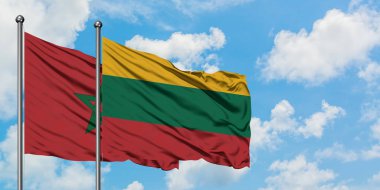 Fas ve Litvanya bayrağı birlikte beyaz bulutlu mavi gökyüzüne karşı rüzgarsal sallayarak. Diplomasi kavramı, uluslararası ilişkiler.