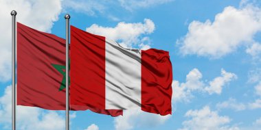 Fas ve Peru bayrağı birlikte beyaz bulutlu mavi gökyüzüne karşı rüzgarsal sallayarak. Diplomasi kavramı, uluslararası ilişkiler.