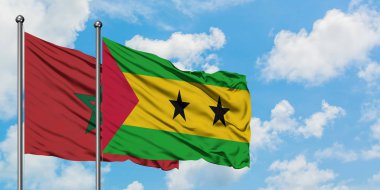 Fas ve Sao Tome ve Principe bayrağı birlikte beyaz bulutlu mavi gökyüzüne karşı rüzgarda sallayarak. Diplomasi kavramı, uluslararası ilişkiler.