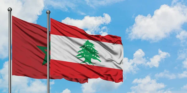 Bandera de Marruecos y Líbano ondeando en el viento contra el cielo azul nublado blanco juntos. Concepto diplomático, relaciones internacionales . — Foto de Stock