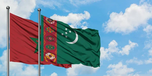 Bandera de Marruecos y Turkmenistán ondeando en el viento contra el cielo azul nublado blanco juntos. Concepto diplomático, relaciones internacionales . — Foto de Stock