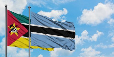 Mozambik ve Botsvana bayrağı birlikte beyaz bulutlu mavi gökyüzüne karşı rüzgarda sallayarak. Diplomasi kavramı, uluslararası ilişkiler.