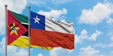 Mozambik ve Şili bayrağı birlikte beyaz bulutlu mavi gökyüzüne karşı rüzgarda sallayarak. Diplomasi kavramı, uluslararası ilişkiler.