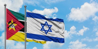 Mozambik ve İsrail bayrağı birlikte beyaz bulutlu mavi gökyüzüne karşı rüzgarda sallayarak. Diplomasi kavramı, uluslararası ilişkiler.