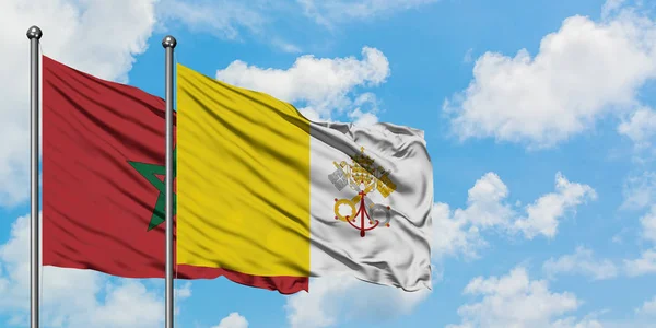 Bandera de Marruecos y Ciudad del Vaticano ondeando en el viento contra el cielo azul nublado blanco juntos. Concepto diplomático, relaciones internacionales . — Foto de Stock