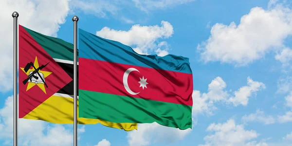 Bandera de Mozambique y Azerbaiyán ondeando en el viento contra el cielo azul nublado blanco juntos. Concepto diplomático, relaciones internacionales . — Foto de Stock