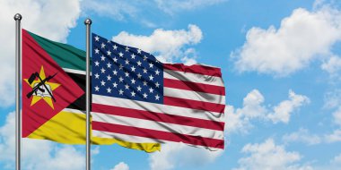 Mozambik ve Amerika Birleşik Devletleri bayrağı birlikte beyaz bulutlu mavi gökyüzüne karşı rüzgarda sallayarak. Diplomasi kavramı, uluslararası ilişkiler.