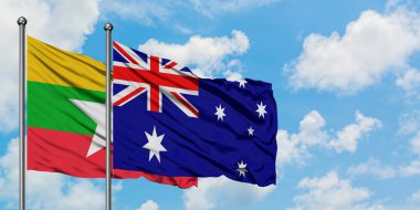 Myanmar ve Avustralya bayrağı birlikte beyaz bulutlu mavi gökyüzüne karşı rüzgarsal sallayarak. Diplomasi kavramı, uluslararası ilişkiler.