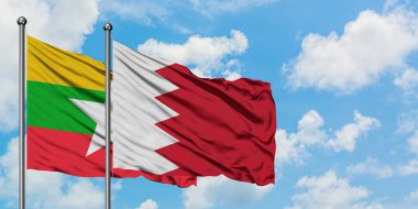 Myanmar ve Bahreyn bayrağı birlikte beyaz bulutlu mavi gökyüzüne karşı rüzgarsal sallayarak. Diplomasi kavramı, uluslararası ilişkiler.