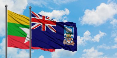 Myanmar ve Falkland Adaları bayrağı birlikte beyaz bulutlu mavi gökyüzüne karşı rüzgarsal sallayarak. Diplomasi kavramı, uluslararası ilişkiler.