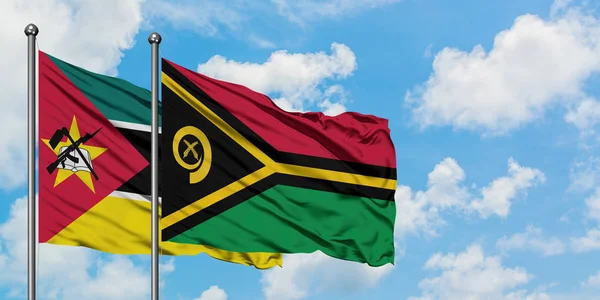 Мозамбіку і Вануату прапор розмахуючи в вітру проти білого хмарного синього неба разом. Концепція дипломатії, міжнародні відносини. — стокове фото