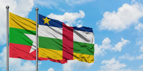 Bandera de Myanmar y República Centroafricana ondeando en el viento contra el cielo azul nublado blanco juntos. Concepto diplomático, relaciones internacionales . — Foto de Stock