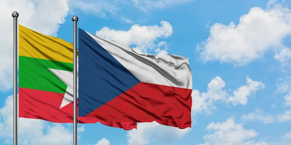 Bandera de Myanmar y República Checa ondeando en el viento contra el cielo azul nublado blanco juntos. Concepto diplomático, relaciones internacionales . — Foto de Stock