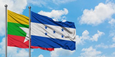 Myanmar ve Honduras bayrağı birlikte beyaz bulutlu mavi gökyüzüne karşı rüzgarsal sallayarak. Diplomasi kavramı, uluslararası ilişkiler.