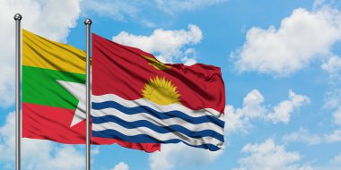Myanmar ve Kiribati bayrağı birlikte beyaz bulutlu mavi gökyüzüne karşı rüzgarda sallayarak. Diplomasi kavramı, uluslararası ilişkiler.