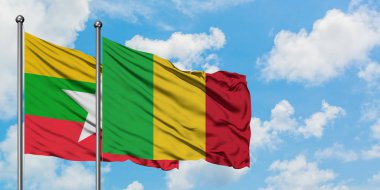 Myanmar ve Mali bayrağı birlikte beyaz bulutlu mavi gökyüzüne karşı rüzgarda sallayarak. Diplomasi kavramı, uluslararası ilişkiler.