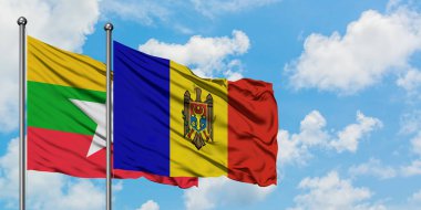 Myanmar ve Moldova bayrağı birlikte beyaz bulutlu mavi gökyüzüne karşı rüzgarsal sallayarak. Diplomasi kavramı, uluslararası ilişkiler.