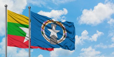 Myanmar ve Kuzey Mariana Adaları bayrağı birlikte beyaz bulutlu mavi gökyüzüne karşı rüzgarsal sallayarak. Diplomasi kavramı, uluslararası ilişkiler.