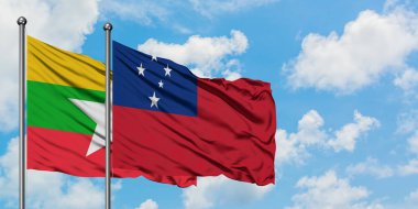 Myanmar ve Samoa bayrağı birlikte beyaz bulutlu mavi gökyüzüne karşı rüzgarda sallayarak. Diplomasi kavramı, uluslararası ilişkiler.