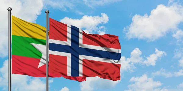Bandera de Myanmar y Noruega ondeando en el viento contra el cielo azul nublado blanco juntos. Concepto diplomático, relaciones internacionales . — Foto de Stock