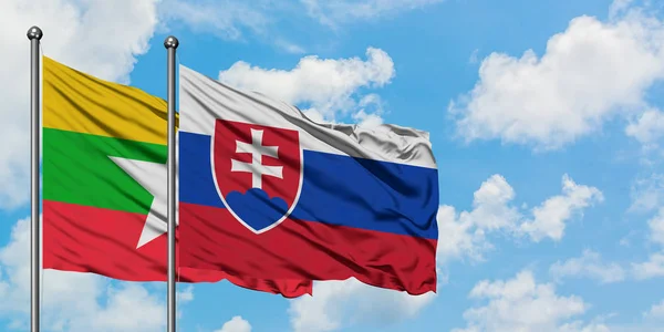 Bandera de Myanmar y Eslovaquia ondeando en el viento contra el cielo azul nublado blanco juntos. Concepto diplomático, relaciones internacionales . — Foto de Stock