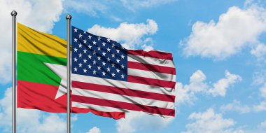Myanmar ve Amerika Birleşik Devletleri bayrağı birlikte beyaz bulutlu mavi gökyüzüne karşı rüzgarda sallayarak. Diplomasi kavramı, uluslararası ilişkiler.