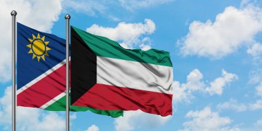 Namibya ve Kuveyt bayrağı birlikte beyaz bulutlu mavi gökyüzüne karşı rüzgarda sallayarak. Diplomasi kavramı, uluslararası ilişkiler.