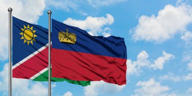 Namibya ve Liechtenstein bayrağı birlikte beyaz bulutlu mavi gökyüzüne karşı rüzgarda sallayarak. Diplomasi kavramı, uluslararası ilişkiler.