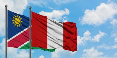 Namibya ve Peru bayrağı birlikte beyaz bulutlu mavi gökyüzüne karşı rüzgarda sallayarak. Diplomasi kavramı, uluslararası ilişkiler.