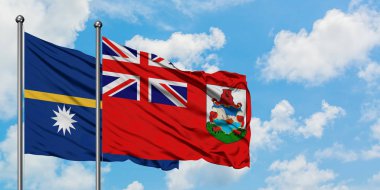 Nauru ve Bermuda bayrağı birlikte beyaz bulutlu mavi gökyüzüne karşı rüzgarda sallayarak. Diplomasi kavramı, uluslararası ilişkiler.
