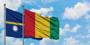 Nauru ve Gine bayrağı birlikte beyaz bulutlu mavi gökyüzüne karşı rüzgarda sallayarak. Diplomasi kavramı, uluslararası ilişkiler.