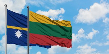 Nauru ve Litvanya bayrağı birlikte beyaz bulutlu mavi gökyüzüne karşı rüzgarda sallayarak. Diplomasi kavramı, uluslararası ilişkiler.