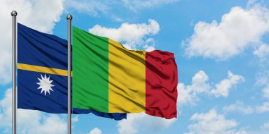 Nauru ve Mali bayrağı birlikte beyaz bulutlu mavi gökyüzüne karşı rüzgarda sallayarak. Diplomasi kavramı, uluslararası ilişkiler.