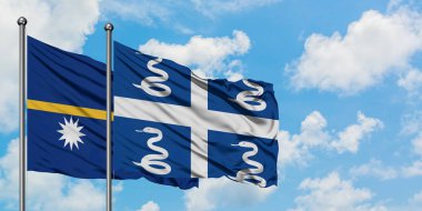 Nauru ve Martinik bayrağı birlikte beyaz bulutlu mavi gökyüzüne karşı rüzgarda sallayarak. Diplomasi kavramı, uluslararası ilişkiler.