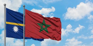 Nauru ve Fas bayrağı birlikte beyaz bulutlu mavi gökyüzüne karşı rüzgarda sallayarak. Diplomasi kavramı, uluslararası ilişkiler.