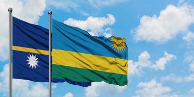 Nauru ve Ruanda bayrağı birlikte beyaz bulutlu mavi gökyüzüne karşı rüzgarda sallayarak. Diplomasi kavramı, uluslararası ilişkiler.