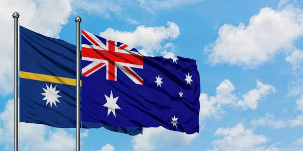 瑙鲁和澳大利亚国旗在风中飘扬，与白云蓝天相一起。外交概念、国际关系. — 图库照片