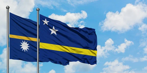 Науру і Кюрасао прапор розмахуючи в вітру проти білого хмарного синього неба разом. Концепція дипломатії, міжнародні відносини. — стокове фото
