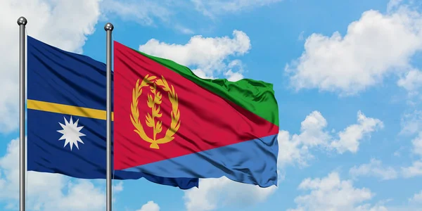 Bandera de Nauru y Eritrea ondeando en el viento contra el cielo azul nublado blanco juntos. Concepto diplomático, relaciones internacionales . — Foto de Stock