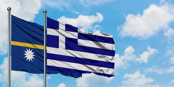 Nauru e a bandeira da Grécia agitando no vento contra o céu azul nublado branco juntos. Conceito de diplomacia, relações internacionais . — Fotografia de Stock