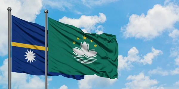 Bandera de Nauru y Macao ondeando en el viento contra el cielo azul nublado blanco juntos. Concepto diplomático, relaciones internacionales . — Foto de Stock