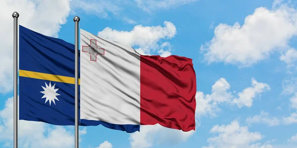 Bandera de Nauru y Malta ondeando en el viento contra el cielo azul nublado blanco juntos. Concepto diplomático, relaciones internacionales . — Foto de Stock