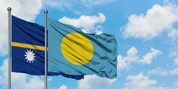 Nauru und palau flagge wehen im wind vor weißem wolkenblauem himmel zusammen. Diplomatie-Konzept, internationale Beziehungen. — Stockfoto