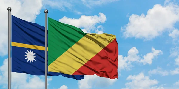 Bandera de Nauru y República del Congo ondeando en el viento contra el cielo azul nublado blanco juntos. Concepto diplomático, relaciones internacionales . — Foto de Stock