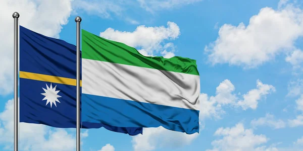 Nauru und sierra leone fahne wehen gemeinsam im wind vor weißem wolkenblauem himmel. Diplomatie-Konzept, internationale Beziehungen. — Stockfoto
